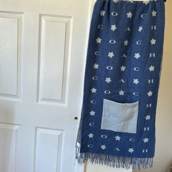 Coach Star Oversized Muffler with pockets - Picture 3 of 6